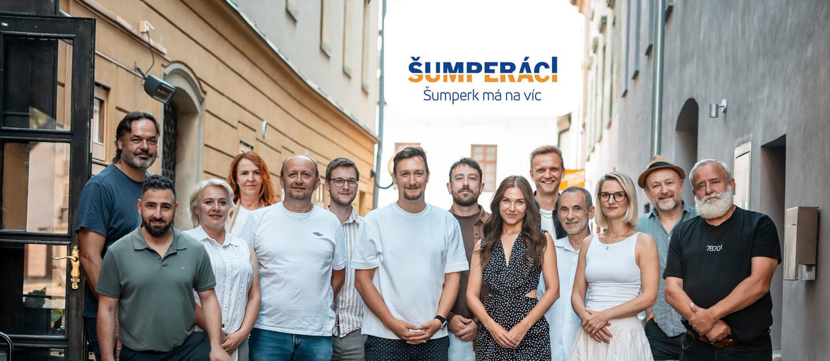Kandidáti hnutí Šumperáci v uličce v centru Šumperka